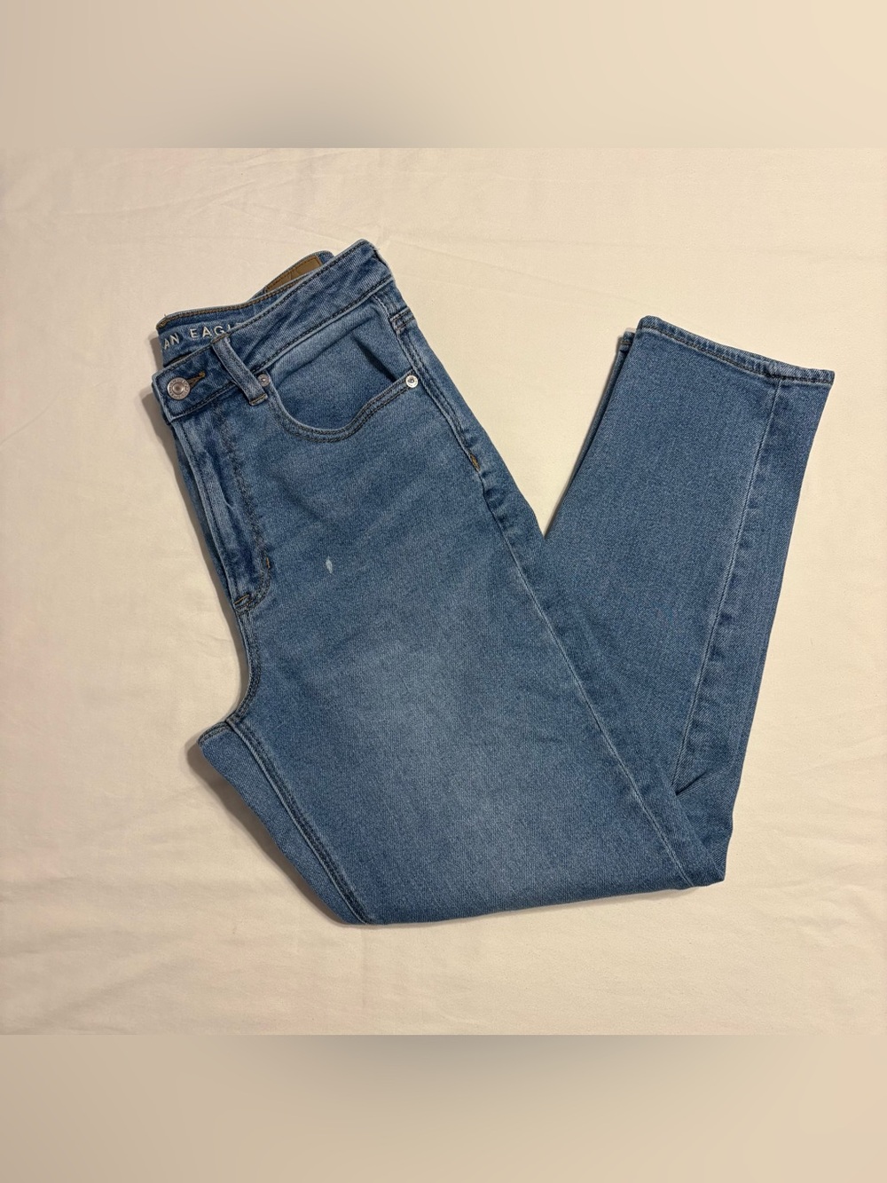 American Eagle Outfitters Mom jeans light wash denim and stretch technology